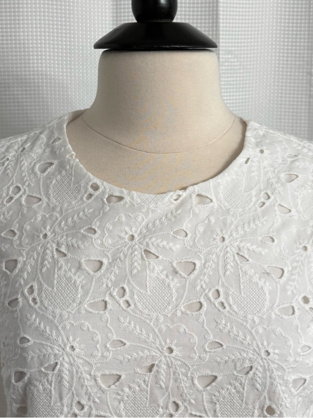 Women's Sleeveless Floral Embroidery Scalloped Hemline Top White Size XL (16-18) - Picture 2 of 10